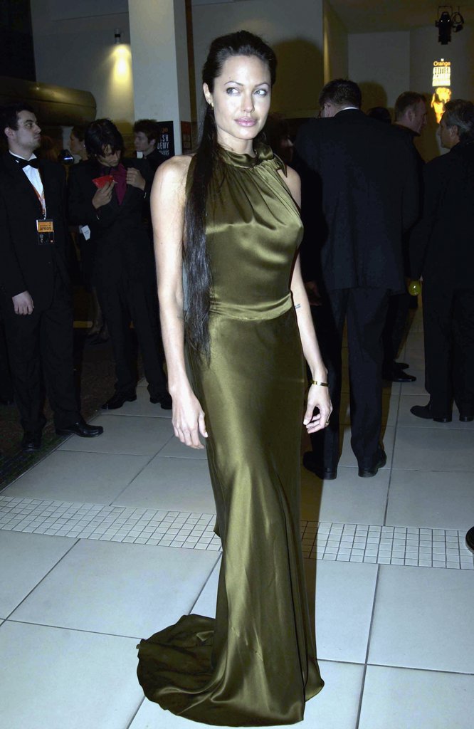 Angelina Jolie diện đầm lụa và braless quyến rũ trong Orange British Academy Film Awards năm 2003.