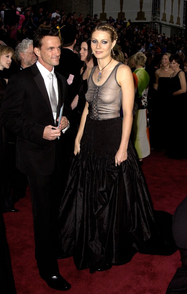 Gwyneth Paltrow braless đến sự kiện 2002 Academy Awards.