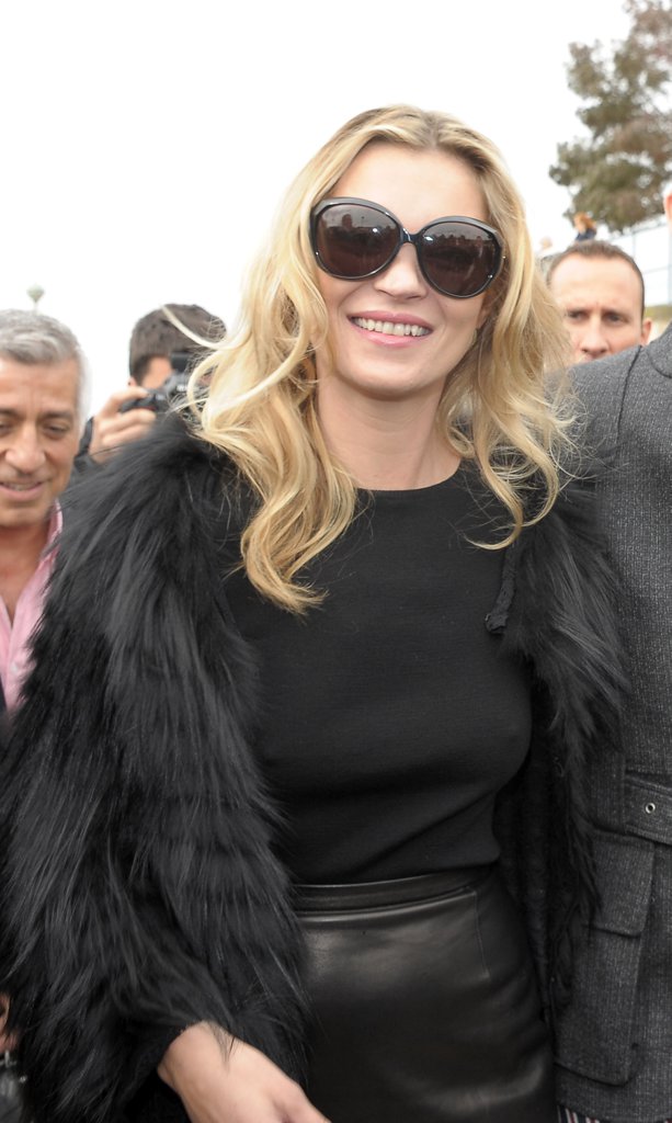 Siêu mẫu Kate Moss cũng braless trong show diễn Christian Dior '11 trong suốt Paris Fashion Week. Siêu mẫu Kate Moss cũng braless trong show diễn Christian Dior '11 trong suốt Paris Fashion Week.