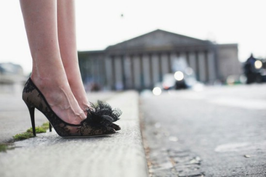 Đi giày cao gót sẽ làm chân nổi gân nhiều hơn