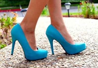 Luôn tiếp đất bằng gót giày trước tiên.