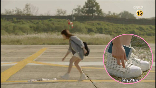 Cận cảnh đôi giày sneaker được săn lùng nhiều nhất hiện nay mà Song Hye Kyo lựa chọn.