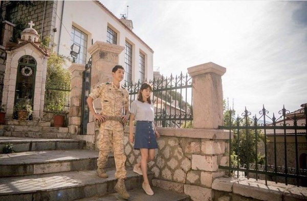 Song Hye Kyo nổi bật với áo sơ mi xanh pastel +chân váy denim + giày slip-on.