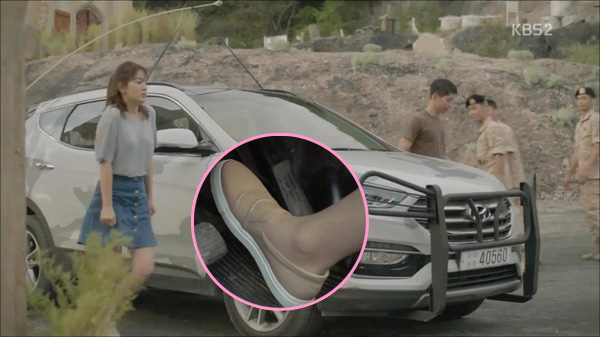 Cận cảnh đôi slip - on nâu nhạt của nữ chính phim Hậu duệ mặt trời