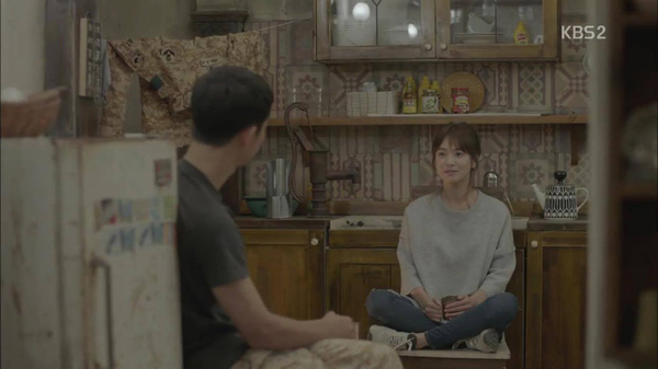 Song Hye Kyo chọn áo phông trơn màu ghi+ cùng quần jeans và giày thể thao cùng tone.