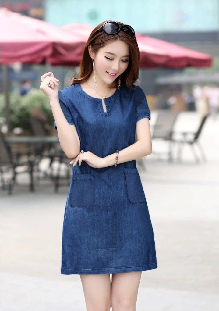 Giày kết hợp với trang phục váy denim ngắn Giày kết hợp với trang phục váy denim ngắn