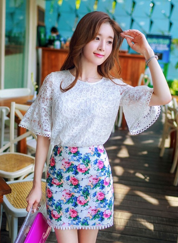 Giày cao gót phối váy ngắn và áo có màu sắc sáng tươi Giày cao gót phối váy ngắn và áo có màu sắc sáng tươi