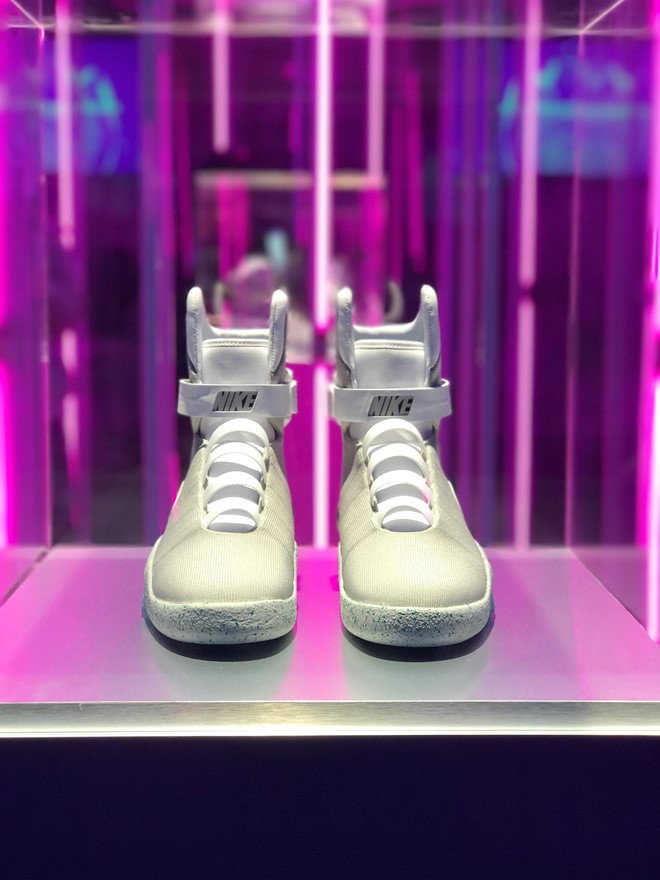 Giày Nike tự thắt dây Giày Nike tự thắt dây