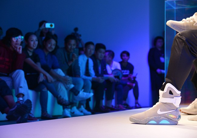 Đôi sneaker được thiết kế gam màu trung tính Đôi sneaker được thiết kế gam màu trung tính