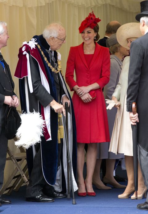 kate-middleton-trang-phuc-don-giao-hoang