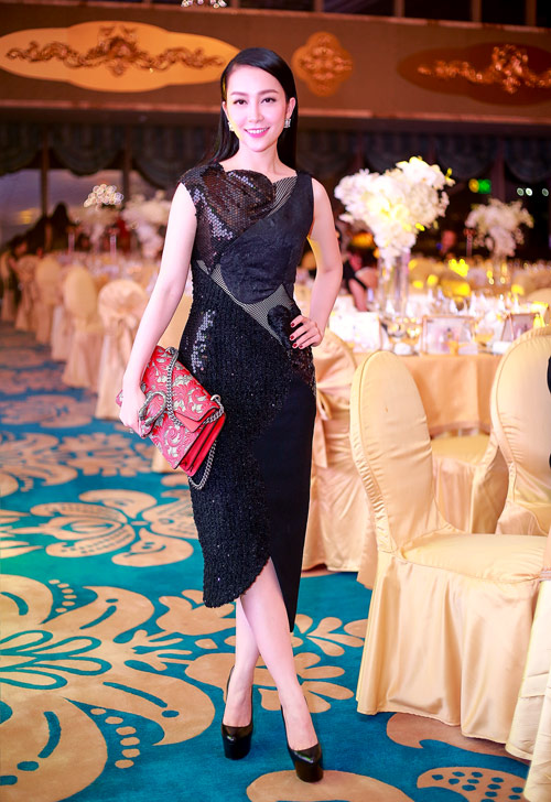 Giày cao gót mũi nhọn lên ngôi trong Showbiz Việt tuần qua