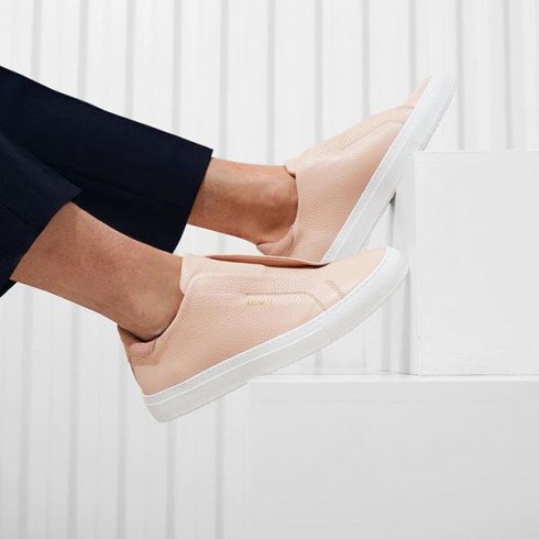 Những mẫu giày nữ sneaker mới nhất 2022