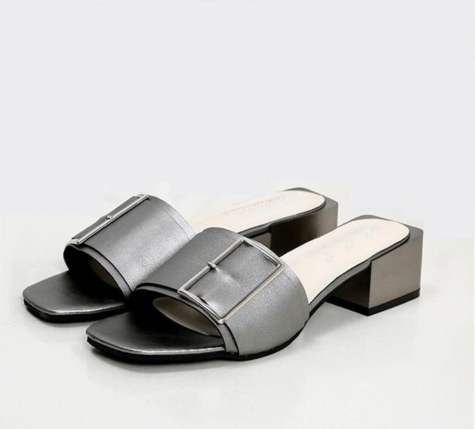 Những mẫu xăng đan đang gây bão hiện nay