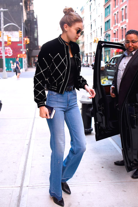 phối quần jean áo khoác như Gigi Hadid