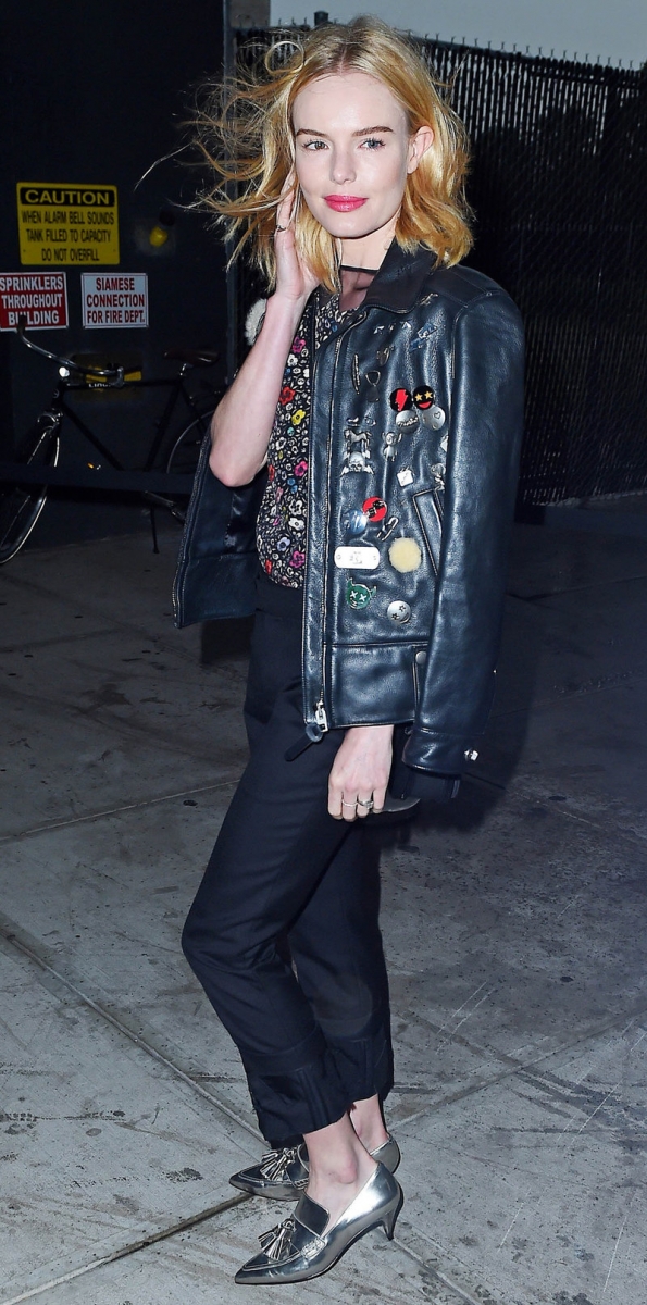 Phong cách ấn tượng: áo khoác da có họa tiết ngộ nghĩnh, giày cao gót mũi nhọn, quần cách mắt cá chân khoảng 3-5cm. Phong cách ấn tượng: áo khoác da có họa tiết ngộ nghĩnh, giày cao gót mũi nhọn, quần cách mắt cá chân khoảng 3-5cm.