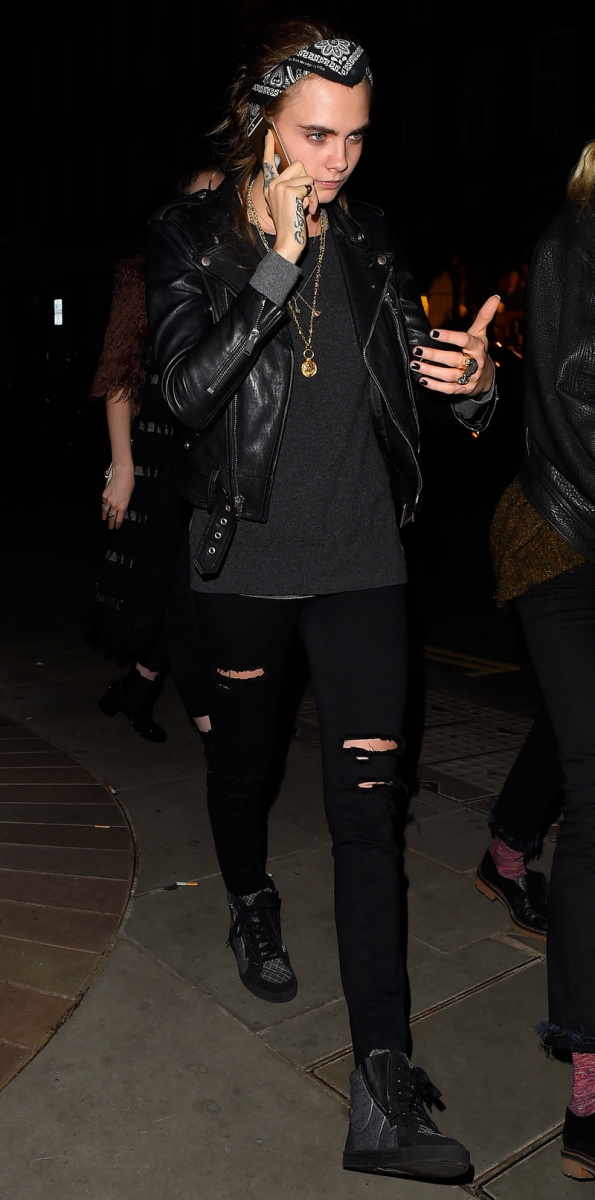 Phong cách cá tính: nguyên cây màu đen cả sneaker, quần jean, áo thun, áo khoác da, băng đô. Bạn sẵn sàng bùng cháy cho một đêm tưng bừng chứ? Phong cách cá tính: nguyên cây màu đen cả sneaker, quần jean, áo thun, áo khoác da, băng đô. Bạn sẵn sàng bùng cháy cho một đêm tưng bừng chứ?