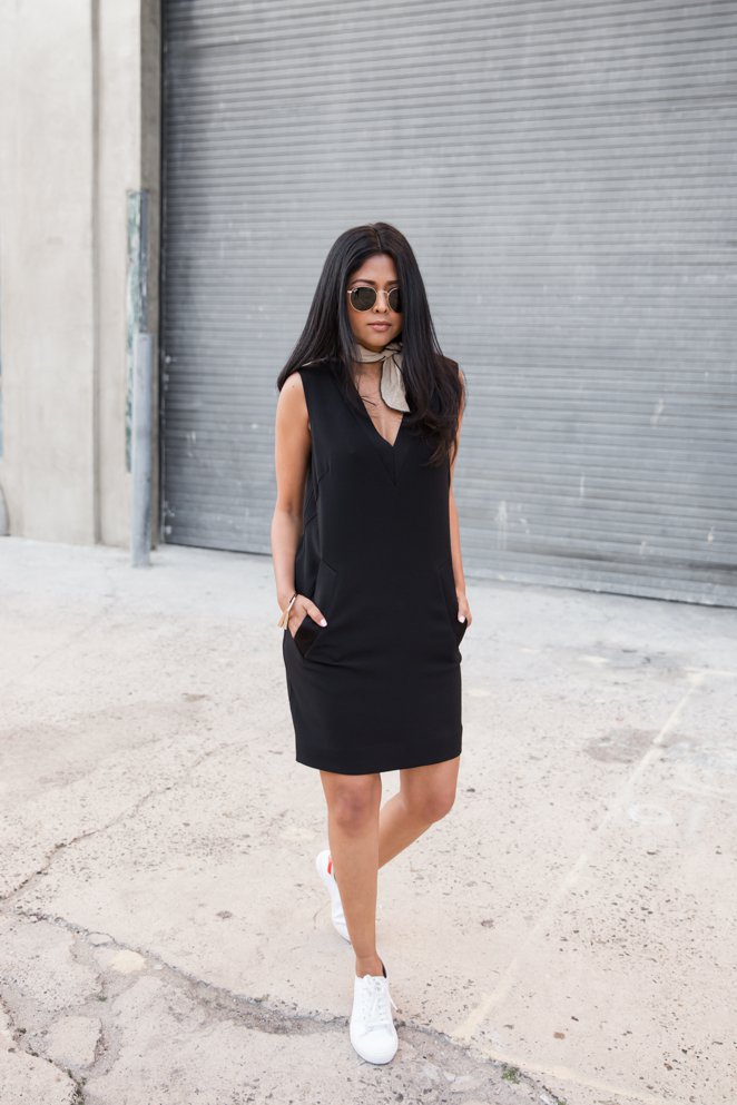 Mini Black Dress kết hợp cùng giày sneaker trắng Mini Black Dress kết hợp cùng giày sneaker trắng
