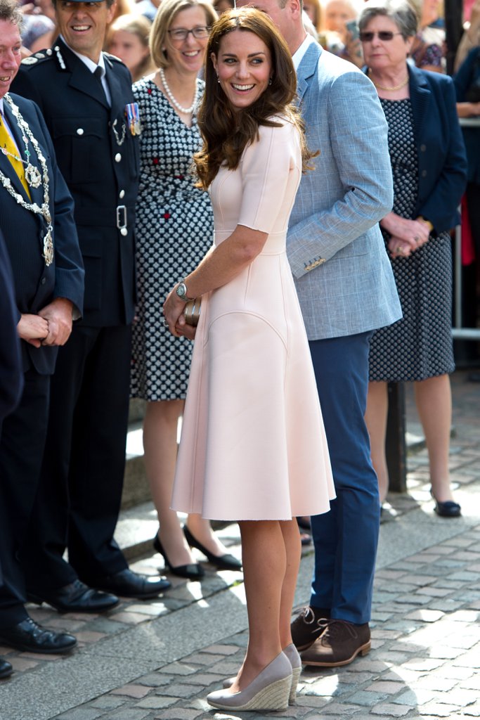 Kate Middleton phối đồ đơn giản, thanh lịch và sang trọng, tươi tắn. Kate Middleton phối đồ đơn giản, thanh lịch và sang trọng, tươi tắn.