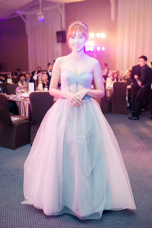 Cách ăn mặc quyến rũ như Hari Won