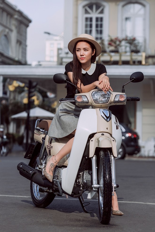 Với đôi giày cao gót nhũ bạc, diện mạo vintage của bạn thêm phần cuốn hút.