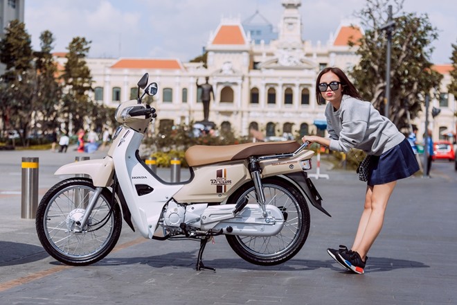 Set đồ có điểm nhấn nhờ mắt kính mắt sành điệu.