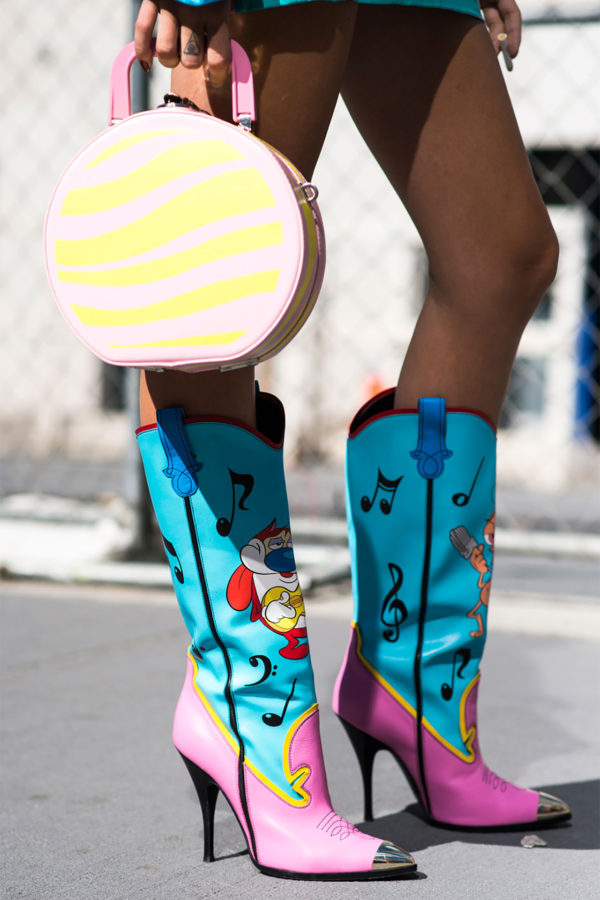 GIày boot cổ cao, mũi nhọn đính kim loại độc đáo của Gucci