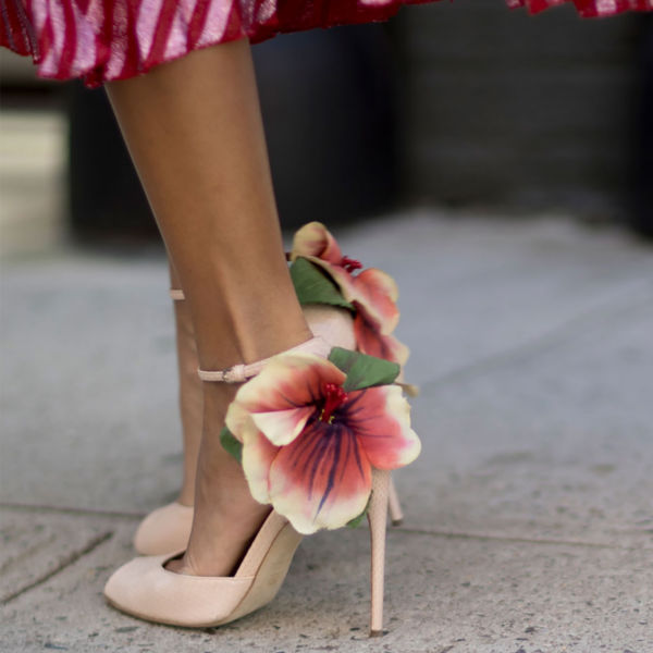 Giày cao gót mũi tròn, gót nhọn, với chi tiết hoa vô cùng thú vị của Gucci