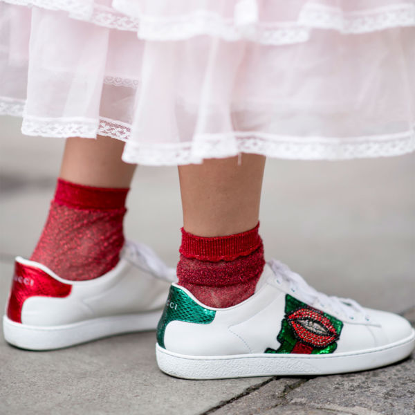 biểu tượng của cá tính-sneaker màu trắng và họa tiết hình khối sắc sảo