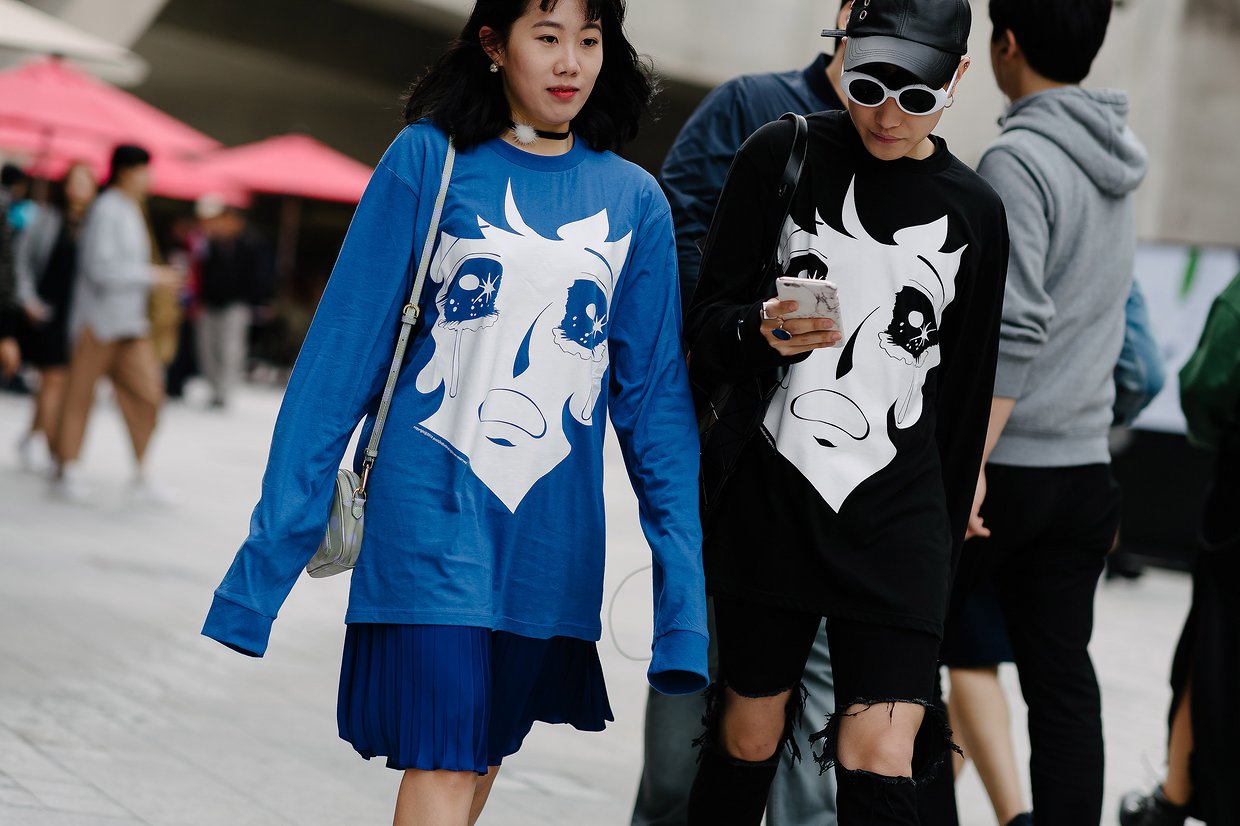 Street style trẻ con với kiểu áo đôi in hình mặt nạ. Street style trẻ con với kiểu áo đôi in hình mặt nạ.