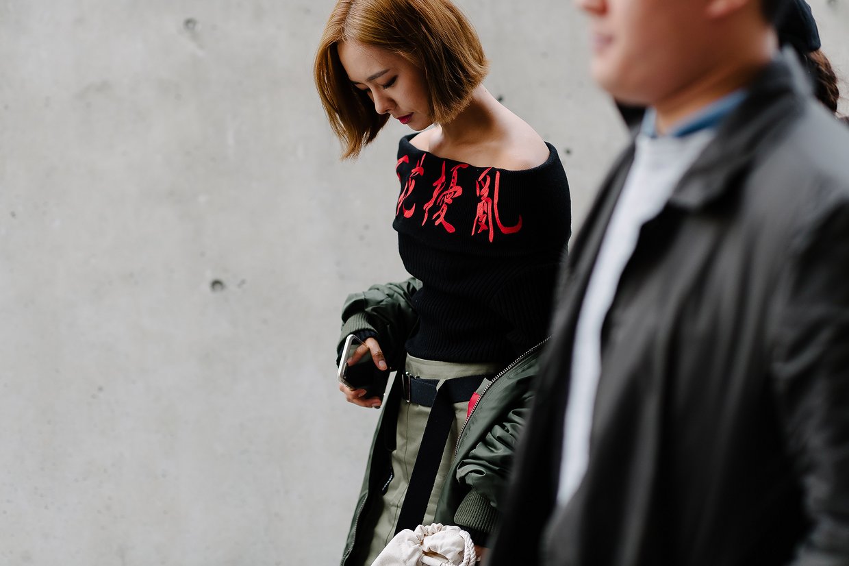 Phong cách châu Á trong street style thể hiện qua họa tiết chữ tượng hình in trên áo. Phong cách châu Á trong street style thể hiện qua họa tiết chữ tượng hình in trên áo.