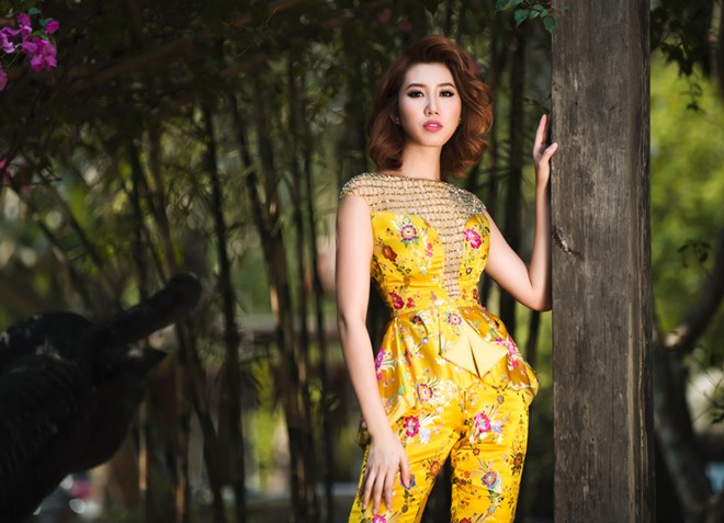 Vai trần gợi cảm với trang phục gấm của Thúy Ngân