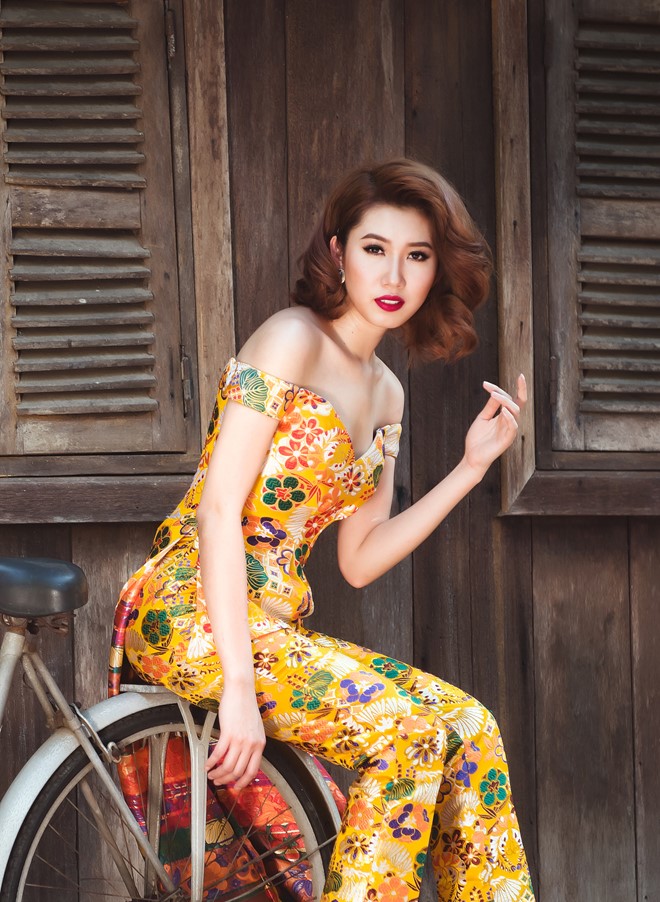 Vai trần gợi cảm với trang phục gấm của Thúy Ngân