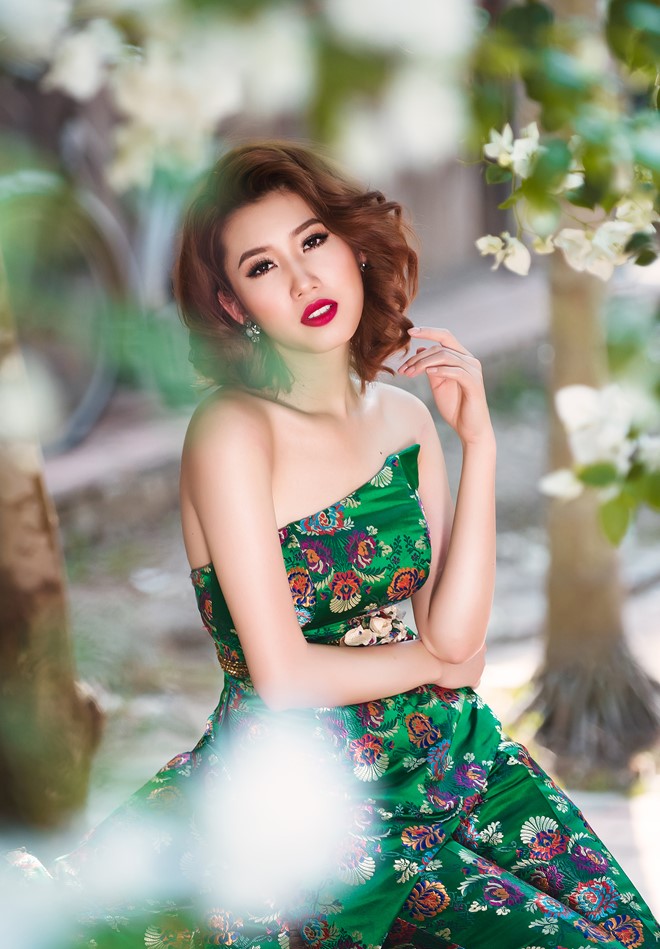 Vai trần gợi cảm với trang phục gấm của Thúy Ngân