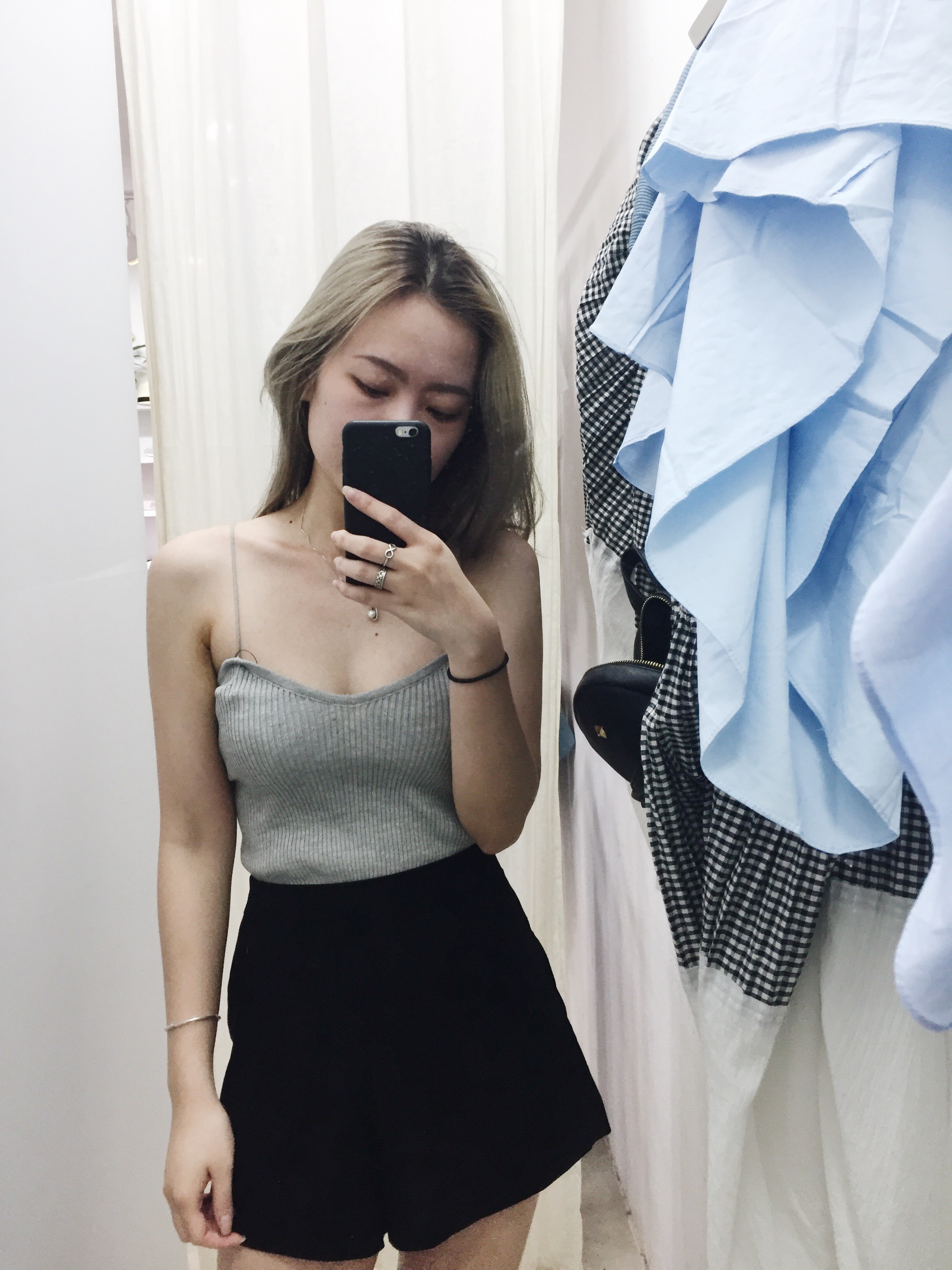 Áo hai dây nào đã làm mưa làm gió trong năm 2017