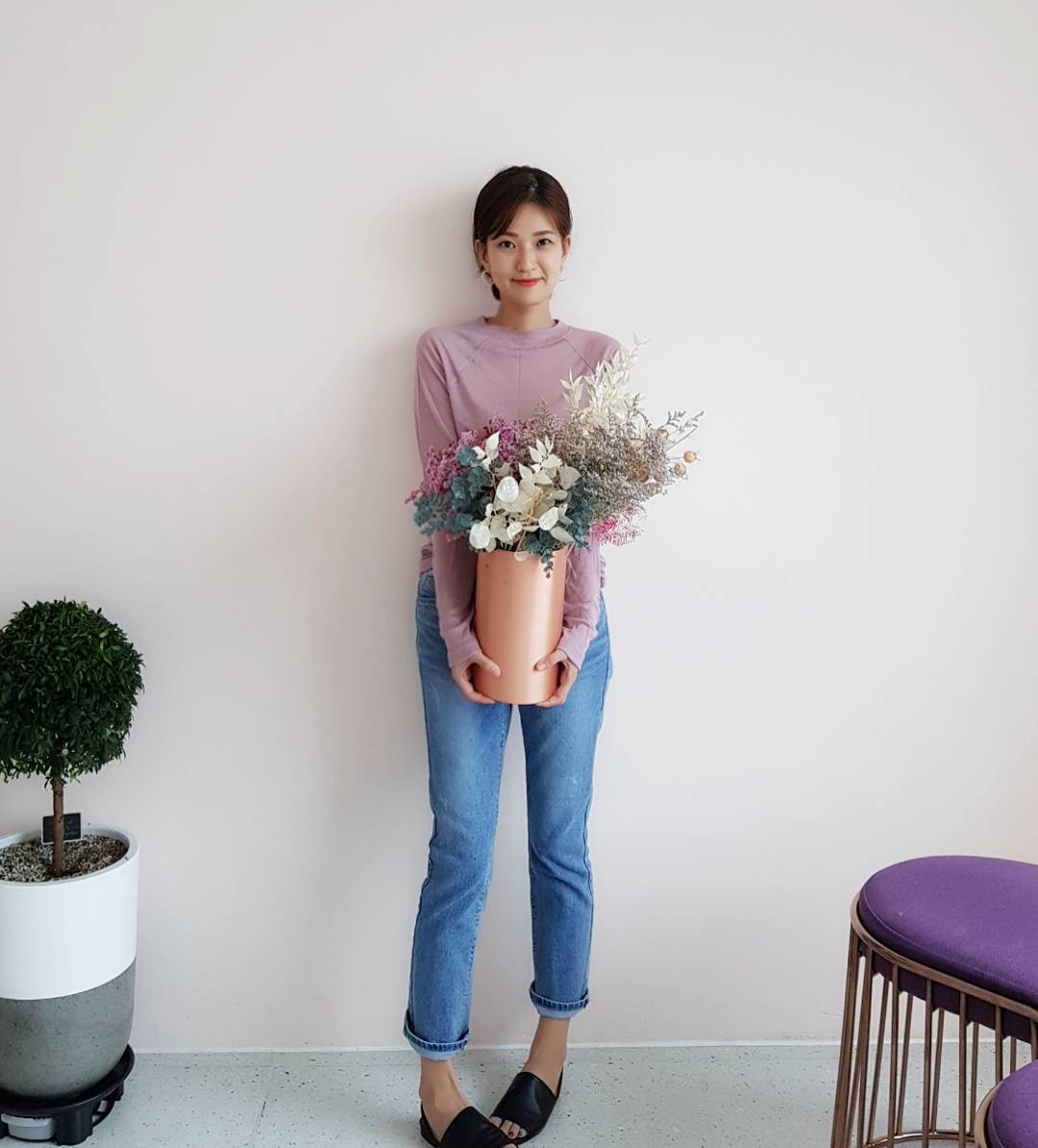 Áo thun một item basic nhưng lại có thể hô biến ra rất nhiều phong cách khác nhau