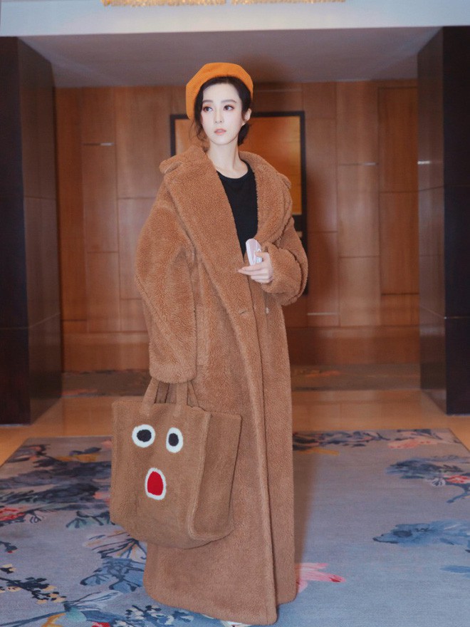 Dù có đụng hàng với cả loạt sao nữ khác, thì khí chất của Phạm Băng Băng vẫn cứ khiến người ta phải xuýt xoa, trầm trồ