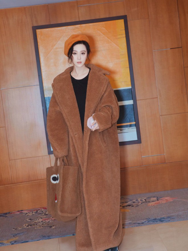 Dù có đụng hàng với cả loạt sao nữ khác, thì khí chất của Phạm Băng Băng vẫn cứ khiến người ta phải xuýt xoa, trầm trồ