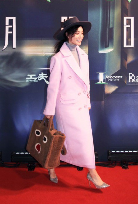 Dù có đụng hàng với cả loạt sao nữ khác, thì khí chất của Phạm Băng Băng vẫn cứ khiến người ta phải xuýt xoa, trầm trồ