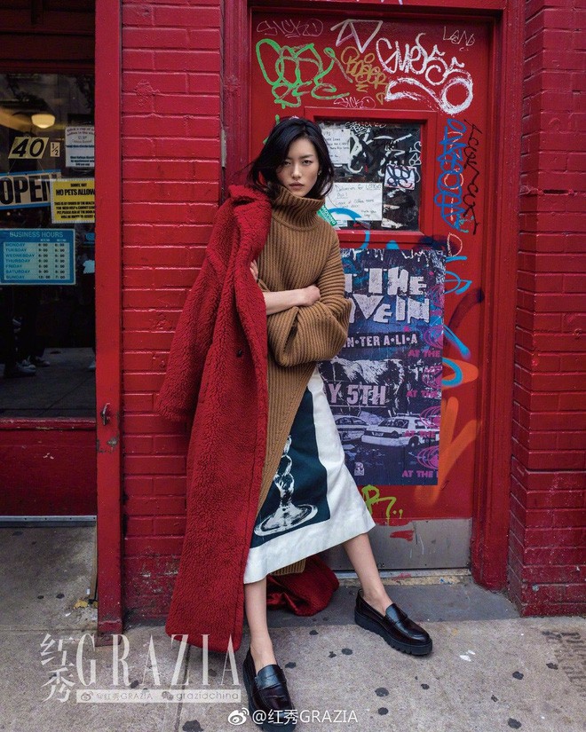 Dù có đụng hàng với cả loạt sao nữ khác, thì khí chất của Phạm Băng Băng vẫn cứ khiến người ta phải xuýt xoa, trầm trồ