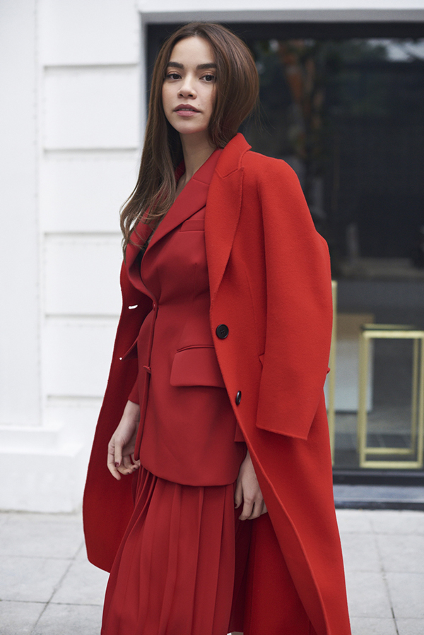 Hà Hồ rạng ngời trong thiết kế áo choàng