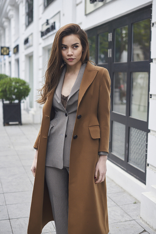 Hà Hồ rạng ngời trong thiết kế áo choàng