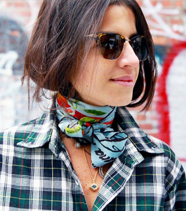 Một chiếc khăn lụa luôn có nhiều cách biến tấu để tạo điểm nhấn cho set đồ của bạn