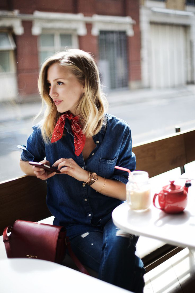 Một chiếc khăn lụa luôn có nhiều cách biến tấu để tạo điểm nhấn cho set đồ của bạn