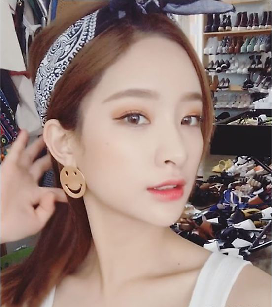 Một chiếc khăn lụa luôn có nhiều cách biến tấu để tạo điểm nhấn cho set đồ của bạn