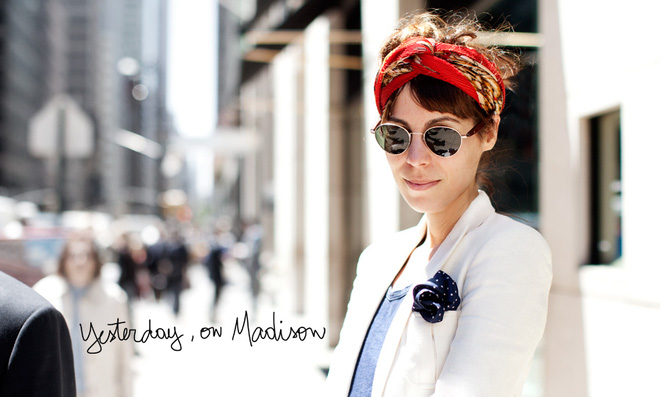 Một chiếc khăn lụa luôn có nhiều cách biến tấu để tạo điểm nhấn cho set đồ của bạn