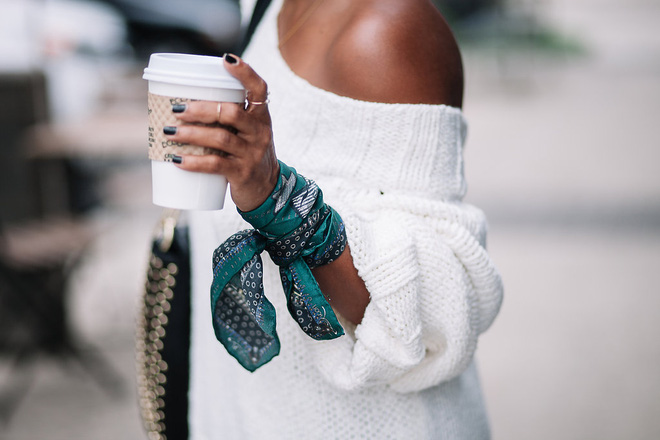 Một chiếc khăn lụa luôn có nhiều cách biến tấu để tạo điểm nhấn cho set đồ của bạn