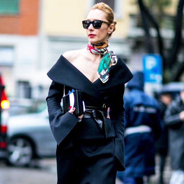 Một chiếc khăn lụa luôn có nhiều cách biến tấu để tạo điểm nhấn cho set đồ của bạn