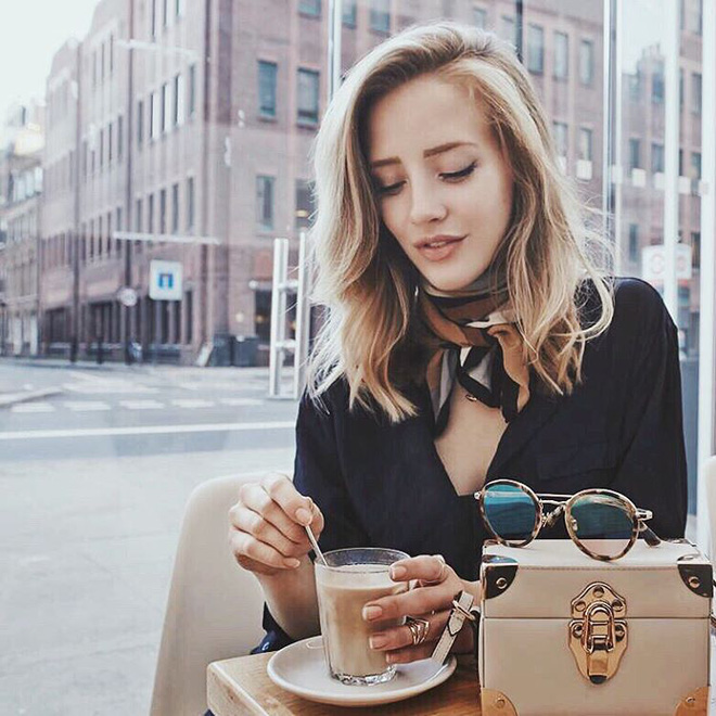 Một chiếc khăn lụa luôn có nhiều cách biến tấu để tạo điểm nhấn cho set đồ của bạn