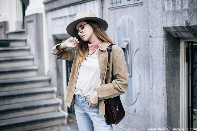 Một chiếc khăn lụa luôn có nhiều cách biến tấu để tạo điểm nhấn cho set đồ của bạn