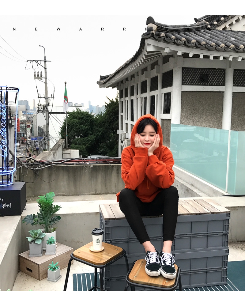 Mùa này nên mặc gì cho hợp với thời tiết và cập nhật xu thế thời trang thế giới nhỉ?